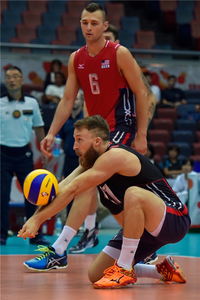 Why Do Men Volleyball Players Not Wear Knee Pads?